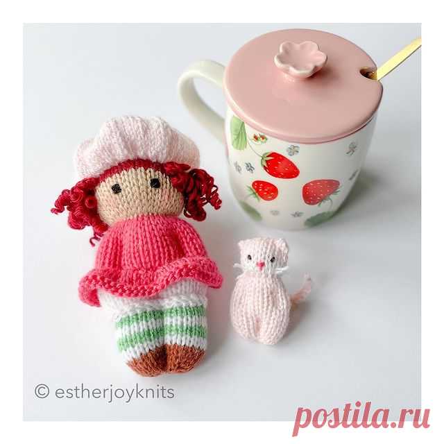 🎶 Who wakes up bright in a cake made of strawberries? 🎶🍓🍰.
I’m writing up my latest design and I’m have a question:  should I publish the patterns as a collection? Or do you prefer a separate pattern for each doll?
#knittersofinstagram #knittingdesign #knittingdesigner #knitteddoll