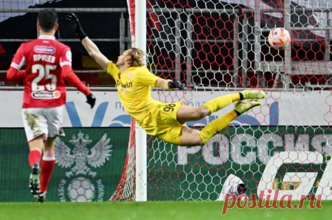 Огненное дерби в Тушино. «Спартак» и ЦСКА сыграли 2:2 с голом в концовке. В центральном матче футбольной осени «Спартак» и ЦСКА выдали огненный матч, который завершился вничью 2:2. Драматичная развязка наступила в компенсированное время, когда своей бывшей команде забил парагваец Хесус Медина.