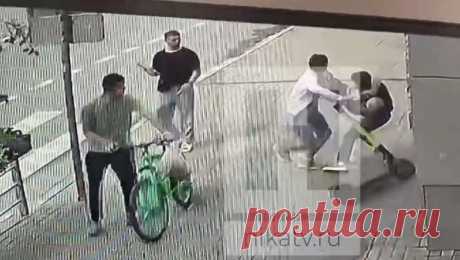 Личность самокатчика, сбившего женщину с грудным ребенком, установили в Калуге. В Калуге полицейские установили личность самокатчика, который мог сбить женщину с грудным ребенком на руках. Об этом сообщает ТАСС со ссылкой на УМВД России по городу. По информации агентства, сотрудники Госавтоинспекции установили, что ...