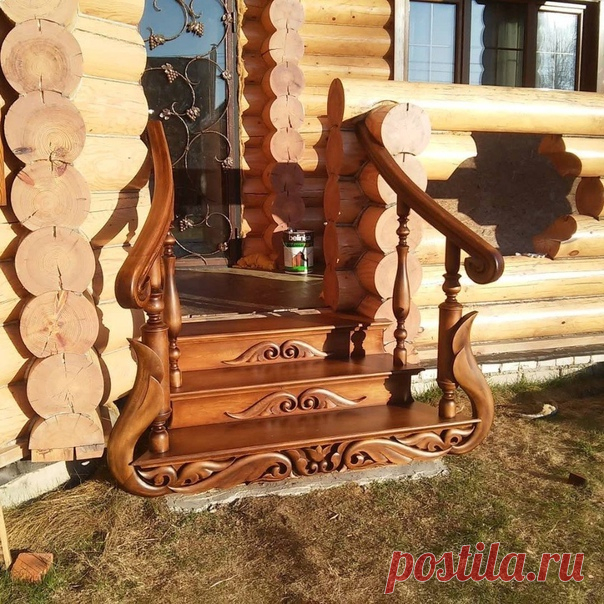 На такие ступеньки наступать жалко.