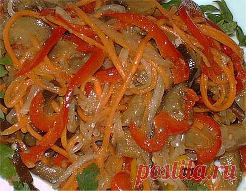 Салат из баклажанов и свежих овощей..