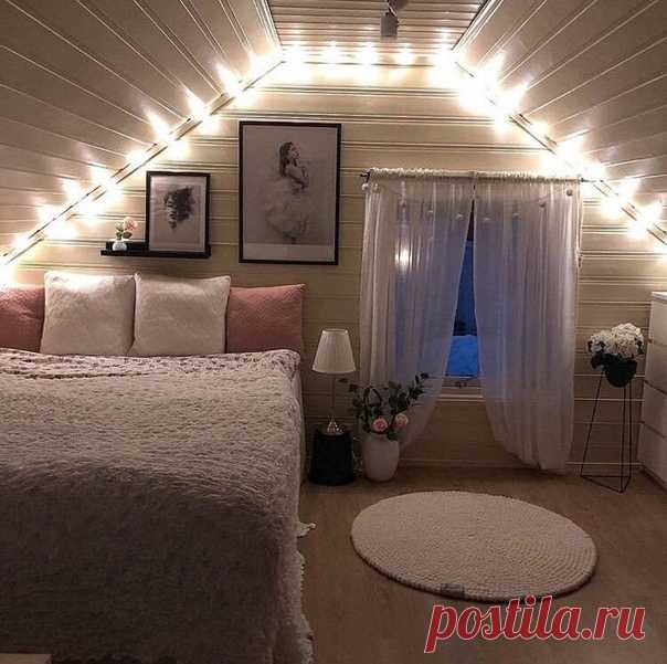 Спальня в мансарде дачного дома - красиво и уютно!