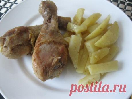 Куриные голени с картошкой в мультиварке