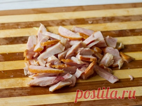 Сытный салат с копченой курицей и авокадо. Замечательный салат, который можно подавать в качестве основного блюда - лично мне по жаре одной порции вполне хватает для того, чтобы насытиться.