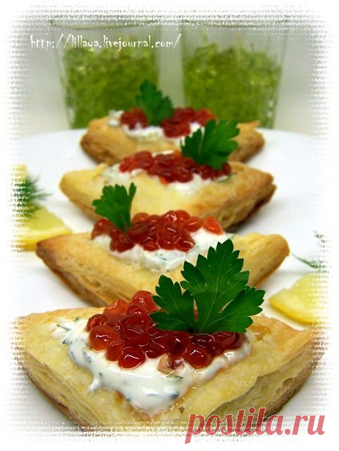 Слоечки с икрой и сметанно-укропным соусом.