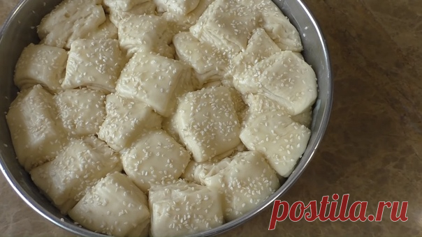 Сливочный хлеб из восьми лепешек / Обезьяний хлеб 

Очень ароматный и красивый хлеб получается! Сливочный вкус, миллион слоев и называют обезьяний! Почему? Пробуем приготовить и удивить своих родных! Присоединяйтесь, будет вкусно! 

Ничего необычного для приготовления нам не понадобится, продукты самые простые. 

Ингредиенты: 
Мука 750-800 гр. 
Яйца 2 шт. 
Дрожжи прессован.20 гр (6 гр сухих). 
Вода (теплая) 200 мл. 
Молоко (теплое) 200 мл. 
Растительное масло 4 ст.лож. 
са...