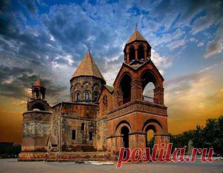 Ծերացած վանքի՝խունացած պատերին,Սևը՝ դարերի աղոթքն է դա՜րս-դա՜րս, Որ լույսի նման պոկվել է հոգուց, Խնկահոտվել է,մոմի պես վառվել, Մրմունջ դառնալով՝ մերանվել քարին, Հոգի՛ է տվել անշունչ խաչքարին ՈՒ ամուր պահել՝հավատը Վերին...Ապաստարա՛ն են ծառայել մարդուն, Ոչ միայն մարմնի,այլ նաև՝ հոգու, Սրբերը լու՛յսն են տարածել բարու,Ու ազգս փրկել կործանումներից։Տե՜ր,երբ ոտքերս՝ հոգսերից կքած,Ինձ՝ տնից հանում, Քո տուն են բերում, Կամարներիդ տակ՝Հոգիս երկինքվում ու վեր ելնում.Տե՜ր, փոքրությունս այդ ժամ եմ զգում