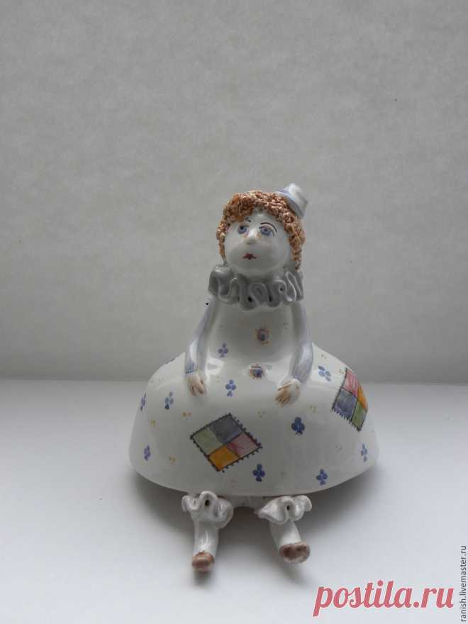 Купить Коломбина в интернет магазине на Ярмарке Мастеров Купить или заказать Коломбина в интернет магазине на Ярмарке Мастеров. С доставкой по России и СНГ. Материалы: глина, эмаль, Пигмент. Размер: 9х12 см