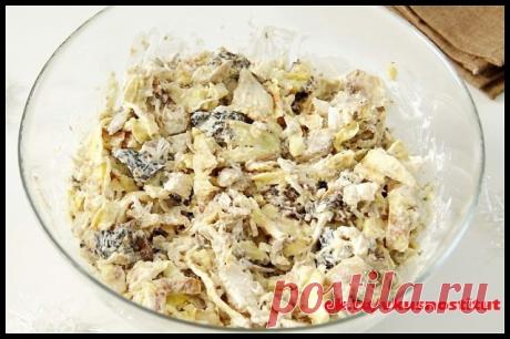 Салат с яичными блинчиками, курицей и грибами
Ингредиенты:
Куриное филе - 700гр
Шампиньоны - 300гр
Огурцы - 400гр
Яйца - 5шт
Чеснок - 1 зуб.
Петрушка
Майонез
Соль
Перец
Растительное масло

Приготовление:
Отварите филе в подсоленной воде, остудите и разберите на волокна.
Яйца посолите, поперчите и слегка взбейте. Пожарьте их них тонкие блинчики - получится 4-5 штук. Скрутите блинчики трубочкой и нарежьте тонкой соломкой, а соломку - еще на небольшие кусочки.
Шампиньоны наре...