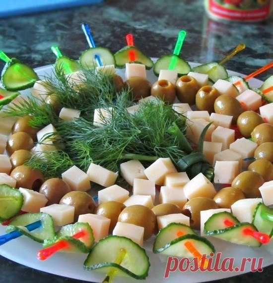 Идеи закусок на шпажках к Новому году!