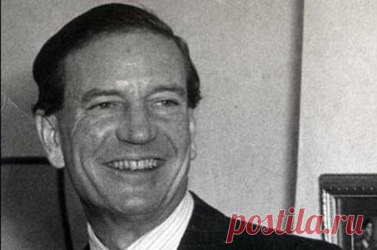 1 января 1912 года родился советский разведчик Ким Филби, один из величайших шпионов всех времён. Он занимал важный пост в британской разведке SIS. Филби, который должен был ловить советских шпионов, сам являлся таковым. Благодаря ему многие значимые секретные операции английских и американских спецслужб превращались в постыдный провал. Ким смог так вдохновенно сыграть свою партию, что премьер-министр Англии лично встал на защиту разведчика в ответ на обвинения ЦРУ в шпионаже в пользу СССР:
http