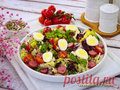 Салат с моцареллой и охотничьими колбасками. Легкий сытный салат. Вместо охотничьих колбасок можно использовать любые копчености, отварное мясо, деликатесы и т.д. Из указанного количества ингредиентов получается 6-8 порций.