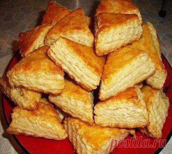 Царь выпечки! Минутный рецепт! 

Печенье на кефире, от которого гостей не оттянуть! 

Просто супер рецепт на каждый день! Выпечка для детей и взрослых. 

Ингредиенты: 

-мука 500 г 
-сахар 0.5-0.75 стакана 
-кефир 2 стакана 
-масло растительное 2 ст. ложки 
-сода погашенная лимонной кислотой 1 ч. ложка 
-сахар для посыпки по вкусу 
-или корица молотая по вкусу 

Приготовление: 

Кефир взбить с растительным маслом и сахаром до консистенции крема. Добавить соду гашеную, муку...