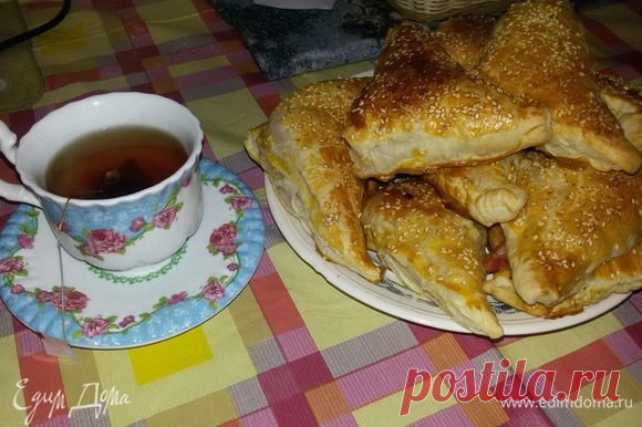 Слоеные треугольники с беконом и сыром. Ингредиенты: тесто слоеное бездрожжевое, бекон, сыр твердый | Официальный сайт кулинарных рецептов Юлии Высоцкой