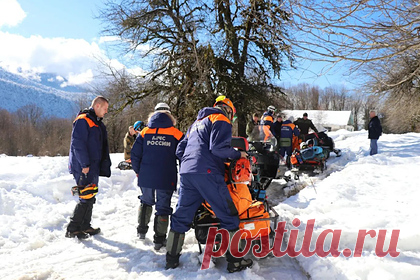 В российском городе переходившего реку вброд монаха смыло потоком. В Сочи четыре монаха решили перейти реку Безымянка вброд. Однако поднявшийся уровень воды помешал им, одного из них смыло потоком. Об этом сообщает пресс-служба Южного регионального поисково-спасательного отряда (ЮРПСО) МЧС России. Инцидент произошел 9 февраля в горном селе Аибга.