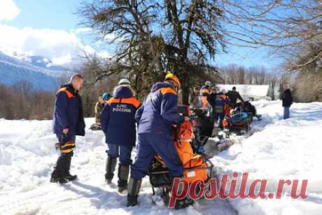 В российском городе переходившего реку вброд монаха смыло потоком. В Сочи четыре монаха решили перейти реку Безымянка вброд. Однако поднявшийся уровень воды помешал им, одного из них смыло потоком. Об этом сообщает пресс-служба Южного регионального поисково-спасательного отряда (ЮРПСО) МЧС России. Инцидент произошел 9 февраля в горном селе Аибга.