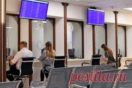 Россияне описали обстановку около визового центра Китая словом «нервная». Россияне описали обстановку около визового центра КНР в Москве словом «нервная». С утра среды, 21 февраля, перед зданием визового центра образовалось столпотворение из желающих подать документы. Один из очевидцев рассказал, что такая обстановка связана с окончанием каникул по случаю китайского Нового года.