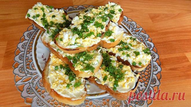 Праздничные остренькие бутерброды. Видео рецепт Представляю вам свой видео рецептом, который подойдет для тех, кто ищет невероятные блюда для своего праздничного стола! Мы покажем вам, как быстро и легко приготовить аппетитные бутерброды с отварными яйцами, дополненные пикантным вкусом чеснока. Эти простые, но оригинальные бутерброды...