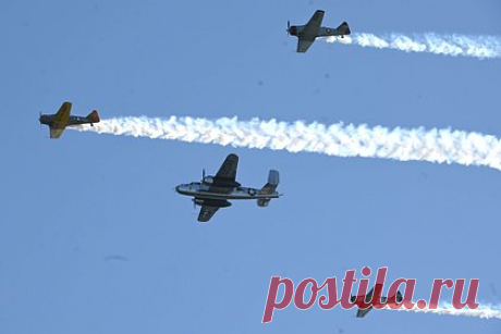 Два ядерных бомбардировщика США вылетели на Ближний Восток. США отправили два способных нести ядерное оружие бомбардировщика B-52 на Ближний Восток. Как сообщает газета Politico, решение об этом было принято для демонстрации силы на фоне предположительных планов Ирана атаковать объекты энергетической инфраструктуры Саудовской Аравии.