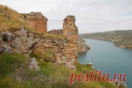 Վ.ԴԱՎԹՅԱՆ -Դեպի Եփրատ
Թե հրաշքով ճամփաս տանի Դեպի Եփրատ ու մանկություն, Հոտոտելով քեզ կգտնեմ,Հայրենական փոքրիկ իմ տուն։Այն կապույտից ու այն ոսկուց,Որ ջրերին էին թառում,Կճանաչեմ ու կգտնեմ Իմ մանկության ոսկե առուն։Հազարի մեջ կճանաչեմ Իմ մանկության բարակ բարդին,Որ խշշում էր երկինքն ի վեր,Երկինքն առած իր սաղարթին։Եվ օդի մեջ,ոլորտի մեջ, Հովերի մեջ լուսաբացի Ես կգտնեմ բույրերը տաք Մեր տան ծխի ու մեր հացի։Թե հրաշքով ճամփաս տանի Դեպի Եփրատ ու մանկություն,Հոտոտելով քեզ կգտնեմ,Հայրենական փոքրիկ իմ տուն