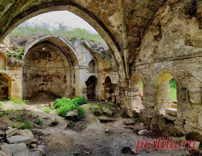 Историческое место Крыма. Руины старой Армянской церкви (Ильинской). Храм Спасителя X-XIV вв | КРЫМчане ➭ Путешествия с детьми | Яндекс Дзен