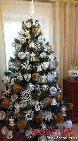 Как это сделать? | Фриволите меня посетила совершенно безумная идея - на следующий новый год украсить елку именно так некоторое количество шаров . снежинок и колокольчиков уже есть.Но хочу еще именно ЭТУ снежинку Вот вроде абсолютно простенькая схема. Но, поскольку я начинающий кружевоплет, то...