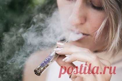 Озвучена новая опасность электронных сигарет. Ученые Медицинского колледжа Университета Центральной Флориды озвучили новую опасность электронных сигарет Оказалось, что вейпинг уничтожает полезные бактерии, а также увеличивает количество микробов, вызывающих кариес, заболевания десен и провоцирует клеточные изменения, которые могут привести к раку.