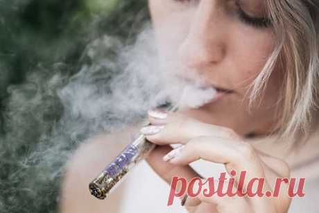 Озвучена новая опасность электронных сигарет. Ученые Медицинского колледжа Университета Центральной Флориды озвучили новую опасность электронных сигарет Оказалось, что вейпинг уничтожает полезные бактерии, а также увеличивает количество микробов, вызывающих кариес, заболевания десен и провоцирует клеточные изменения, которые могут привести к раку.