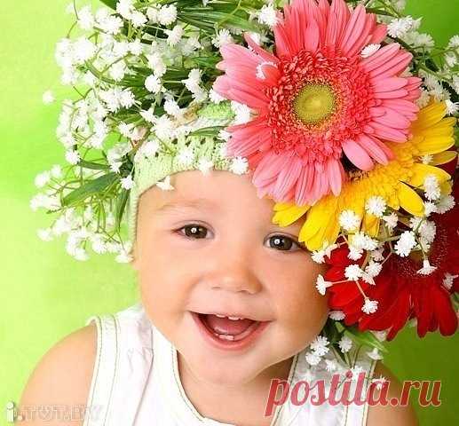 12 улыбчивых цитат из нашей жизни 1. Не забывайте выбрасывать мусор ... из ведра... из головы... из жизни.! 2. Когда ваши дела идут плохо — просто не ходите с ними. 3. Самый хороший учитель в жизни — опыт. Берет, правда, дорого, но объясняет доходчиво. 4. Если ошибку можно исправить – значит ты еще не ошибся. 5. Спасибо тем