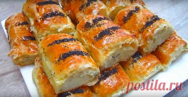 Слоеные пирожки с картофелем и плавленым сыром Слоеные пирожки с картофелем и плавленым сыром, получаются невероятно красивыми и вкусными. Нежное и мягкое тесто, пикантная начинка – устоять не сможет никто. Если заранее отварить картофель, то на все остальное у вас уйдет буквально 30 минут.