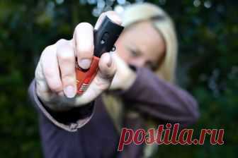 Может ли иностранец купить в Швейцарии оружие для самообороны? - Русская Швейцария В Швейцарии существуют три категории оружия. В первую категорию — «оружие, подлежащее декларированию» — входит охотничье и спортивное оружие, пневматическое оружие (с дульной энергией не более 7,5 Дж), а также реплики оружия, которые могут быть приняты за оружие настоящее. Во вторую категорию — «оружие, требующее разрешения» — входит огнестрельное оружие, дубинки, спреи, содержащие определен...