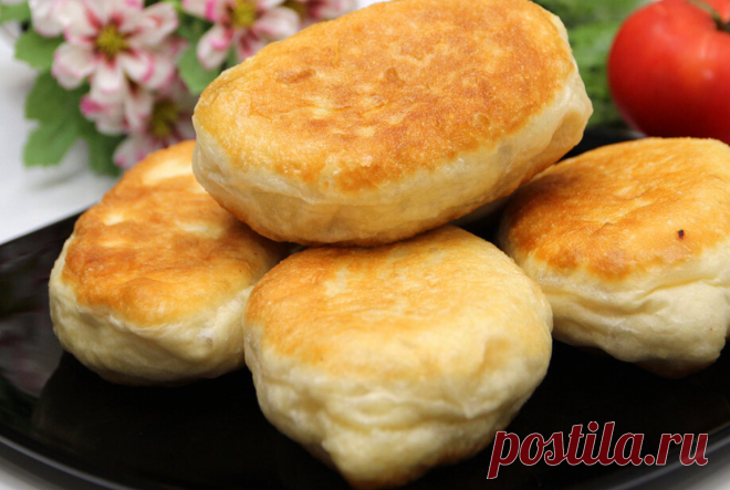 Жареные пирожки с капустой Они нравятся всем. Пышные, румяные, вкусные - жареные пирожки с капустой.Такие пирожки готовим из дрожжевого теста. Сперва нужно сделать опару. В большую миску вливаем пол-литра тёплой воды...