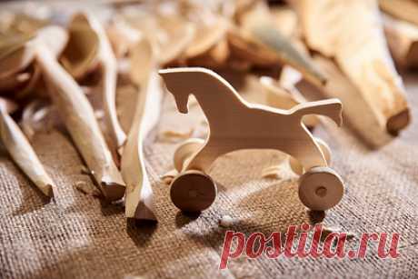 Житель Чувашии показал созданные своими руками изделия из дерева. Житель Чувашии Владимир Терентьев показал деревянные изделия, которые он создает своими руками. Мастер из Цивильского района увлекся резьбой по дереву 35 лет назад. Сначала он изготавливал ажурные доски и кухонную утварь, а затем принялся мастерить различные шкатулки и живописные сундуки, а также объемные картины.