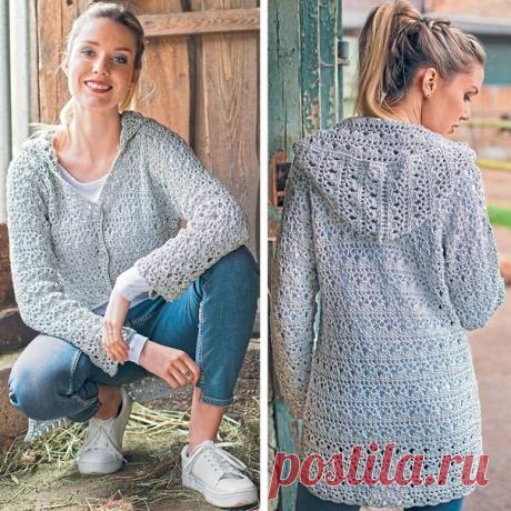 Кардиган с отстегивающимся капюшоном

Изюминка этого кардигана — капюшон, который при желании можно отстегнуть.
журнал «Маленькая Diana» №10/2017
РАЗМЕРЫ

36/38 (40/42) 44/46
 

ВАМ ПОТРЕБУЕТСЯ

Пряжа (44% вискозы, 34% полиэстера, 22% хлопка; 105 м/50 г) — 850 (900) 950 г серебристо-серой; крючок №4,5; 3 пуговицы серого цвета диаметром 23 мм; 11 прозрачных пуговиц диаметром 2 см.
 

УЗОРЫ И СХЕМЫ
ОСНОВНОЙ УЗОР

Число петель начального ряда кратно 6 + 1. Вязать по схеме. На...