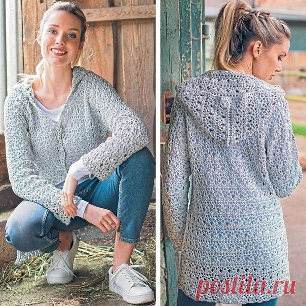 Кардиган с отстегивающимся капюшоном

Изюминка этого кардигана — капюшон, который при желании можно отстегнуть.
журнал «Маленькая Diana» №10/2017
РАЗМЕРЫ

36/38 (40/42) 44/46
 

ВАМ ПОТРЕБУЕТСЯ

Пряжа (44% вискозы, 34% полиэстера, 22% хлопка; 105 м/50 г) — 850 (900) 950 г серебристо-серой; крючок №4,5; 3 пуговицы серого цвета диаметром 23 мм; 11 прозрачных пуговиц диаметром 2 см.
 

УЗОРЫ И СХЕМЫ
ОСНОВНОЙ УЗОР

Число петель начального ряда кратно 6 + 1. Вязать по схеме. На...
