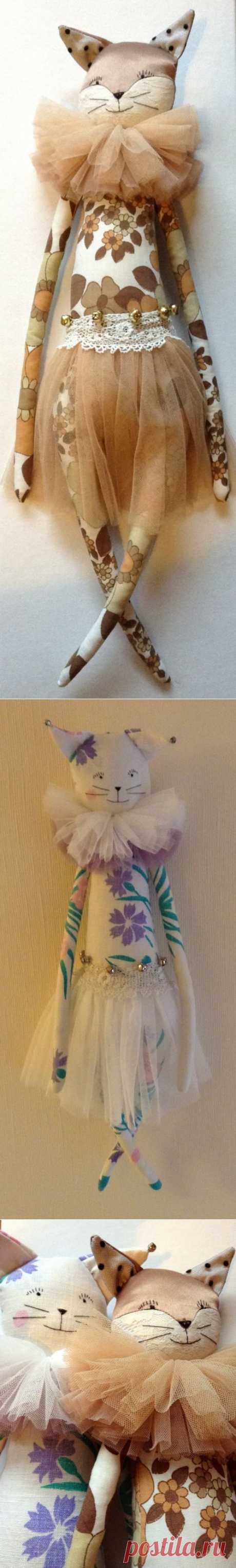 Sam Cat and Sasha Fox | Alice Mary Lynch