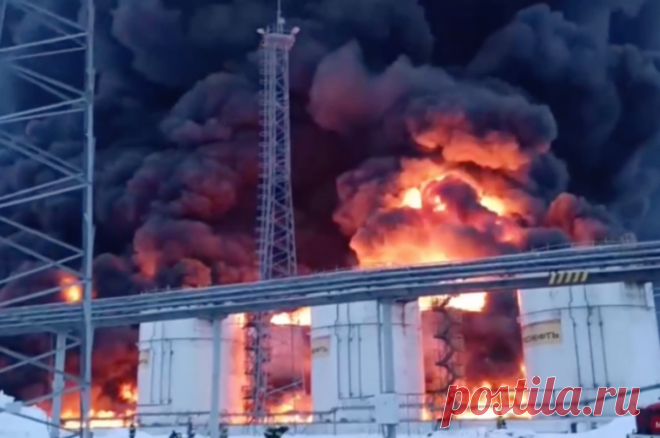 Из окрестностей горящей нефтебазы в Брянской области эвакуировали жителей. Пожару на нефтебазе в Клинцах присвоен повышенный ранг сложности.