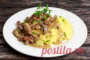 С битыми огурцами и сухариками. 4 вариации на тему мяса по-строгановски | Кухни мира | Кухня | Аргументы и Факты