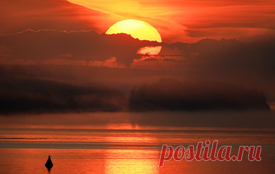 На Земле продолжается магнитная буря на "умеренном" уровне. Как уточнили специалисты, она развивается неравномерно