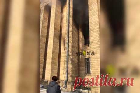 В Харькове загорелся университет. В Харькове горит один из крупнейших вузов Украины — Харьковский национальный университет. Шесть этажей одного из корпусов охвачены огнем.