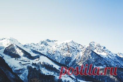 Россиянин отправился на поиски беспилотников в горы Сочи и пропал. В горах Сочи спасатели второй день ищут российского альпиниста, пропавшего в Адлеровском районе. По данным ведомства, 35-летний мужчина в воскресенье, 2 апреля, отправился на скальный участок старой краснополянской дороги в районе села Кепша в одиночку и, предположительно, заблудился.