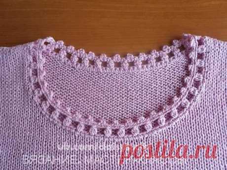 Горловина обвязана крючком: 
1-2 ряды: столбики без накида; 
3 ряд: чередуем столбик с накидом и одну воздушную петлю; 
4 ряд: столбики без накида; 
5 ряд: рачий шаг

〰〰〰〰〰〰〰〰〰〰
Присоединяйтесь к нашей группе! 
https://vk.com/daisyknits
* Всегда много мастер классов по вязанию
* видео мастер-классов
* совершенно новых идей для воплощения спицами и крючком!
* Вязание спицами и крючком
#вязание #вязаниеспицам #крючком #спицами