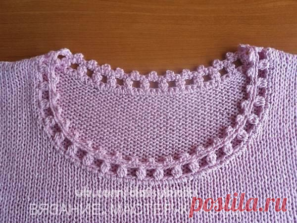 Горловина обвязана крючком: 
1-2 ряды: столбики без накида; 
3 ряд: чередуем столбик с накидом и одну воздушную петлю; 
4 ряд: столбики без накида; 
5 ряд: рачий шаг

〰〰〰〰〰〰〰〰〰〰
Присоединяйтесь к нашей группе! 
https://vk.com/daisyknits
* Всегда много мастер классов по вязанию
* видео мастер-классов
* совершенно новых идей для воплощения спицами и крючком!
* Вязание спицами и крючком
#вязание #вязаниеспицам #крючком #спицами