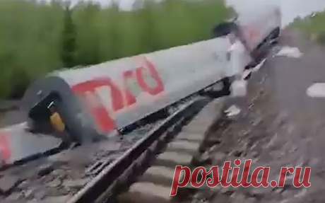 Появилось видео с поездом, который сошел с рельсов в Коми. В Коми сошли с рельсов девять вагонов пассажирского поезда Воркута — Новороссийск. Следственный комитет возбудил дело по статье о нарушении требований в области транспортной безопасности