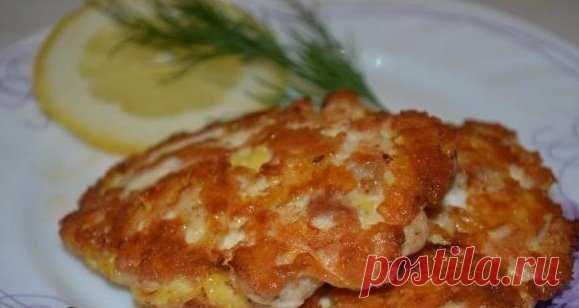 Курино-сырные рубленые котлеты

Для всех любителей сыра, курицы и их прекрасного сочетания мой новый рецепт из серии «гости на пороге». Такие котлеты готовятся быстро, что меня всегда привлекает в рецептах, а на вкус получаются очень даже оригинальные.

Ингредиенты:

— 300 г куриной грудки;
— 100 г сыра, у меня «Российский»;
— 1 яйцо;
— соль, перец по вкусу;
— растительное масло для жарки.

Сложность: минимальная.
Время приготовления: 25 минут.

Приготовление:

1 филейку о...