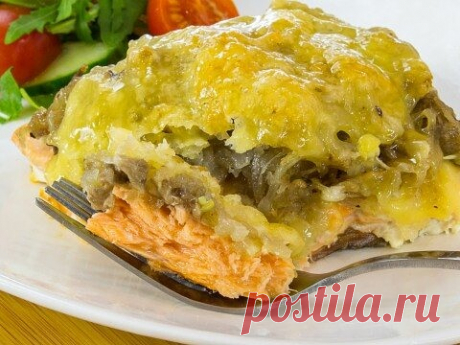 Горбуша, запеченная с картофелем, грибами и сыром
Горбуша получается сочная, нежная. Картофель напоминает драники, хорошо сочетается с рыбой.
Вместо горбуши можно использовать кету, семгу и т.д.
На гарнир можно приготовить овощной салат.
Из указанного количества ингредиентов получается 6–8 порций.
Ингредиенты

500 г филе горбуши
500 г картофеля
100 г грибов
100 г лука
100 г сыра
соль
перец
Приготовление
Лук мелко нарезать.

Грибы мелко нарезать.

Сыр натереть на мелкой тер...
