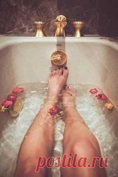 ДЛЯ ГЛАДКОСТИ НОГ ПОСЛЕ БРИТЬЯ 

Для приготовления потребуется:

- 2 таблетки аспирина без оболочки
- ¼ чашки воды (чистой, советуют дистиллированную, но можно просто кипяченой)
- несколько капель глицерина

Растолките таблетки в порошок, разбавьте водой, добавьте глицерин. Перемешивайте тщательно, пока аспирин полностью не растворится.

Теперь побрейте ноги как обычно. А затем возьмите ватный хлопковый тампон и обработайте кожу ног.