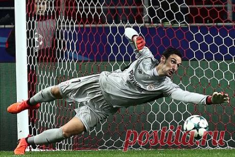 Стал известен диагноз госпитализированного в тяжелом состоянии футболиста ПСЖ. Врачи назвали диагноз вратаря французского ПСЖ Серхио Рико, госпитализированного в тяжелом состоянии после падения с лошади. Медики диагностировали у 29-летнего испанского футболиста кровоизлияние в мозг. Отмечается, что его состояние остается тяжелым. Рико начал выступать за ПСЖ в 2019 году.