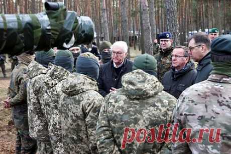 В Германии назвали причину утечки беседы офицеров бундесвера. Министр обороны ФРГ Борис Писториус пообещал обеспечить информационную безопасность своего ведомства, так как утечка разговора немецких военных произошла из-за пренебрежения правилами безопасности. С этим заявлением политик выступил перед журналистами в Берлине, комментируя утечку беседы бундесвера об ударах по Крыму.