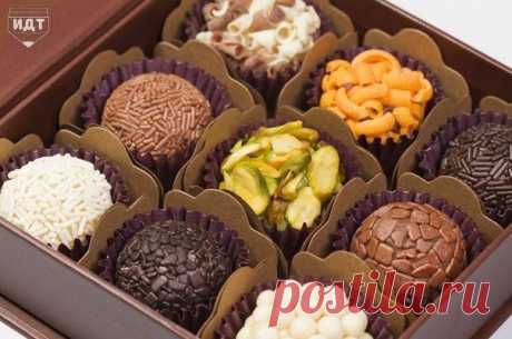 Конфеты &quot;Brigadeiro&quot;🍴 ✅Ингредиенты: - 3 ст.л. какао-порошка - 1 ст.л. сливочного масла - 1 банка сгущенного молока - украшения ✅Приготовление: 1. Смешайте какао, сливочное масло и сгущенное молоко 2. Варите на среднем огне, помешивая, пока не загустеет ~7-10 мин 3. Снимите с огня и дайте остыть 4. Скатайте маленькие шарики и украсьте их, обваляв в кокосовой стружке, сахарной пудре, измельченных орехах, шоколадных или разноцветных кондитерских посыпках 5. Поставьте в холодильник, если…